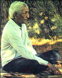 Krishnamurti assis dans l'herbe